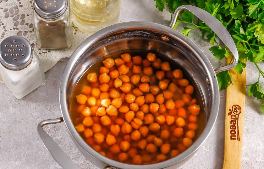 1. Этап. Хумус с петрушкой: Нут залейте теплой водой и оставьте набухать минимум 2-3 часа, а еще лучше — всю ночь. Затем отварите его в течение 2-3 часов, подливая воду. Можно это сделать в мультиварке или пароварке, но лучше — заранее, чтобы он успел остыть.