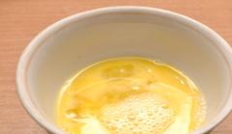 1. Этап. Рис с сосисками: Взбиваем яйцо и смешиваем с готовым теплым рисом.