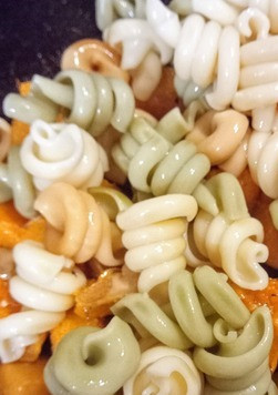 1. Этап. Карбонара с тыквой и хрустящим чесноком: Добавить в пасту с тыквой. Перемешать. Возможно вам потребуется больше воды от пасты. Соус должен получиться шелковистым и покрыть всю пасту.