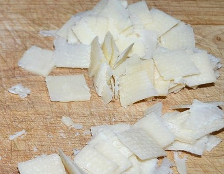 1. Этап. Салат с сырыми шампиньонами: Тонкими ломтиками нарежьте сыр.