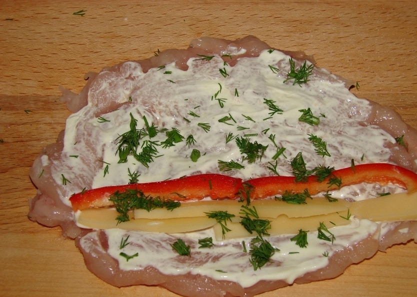 1. Этап. Куриное филе со сладким перцем: Филе смазать майонезом, выложить на край перец, сыр, нарезанный соломкой, посыпать укропом.