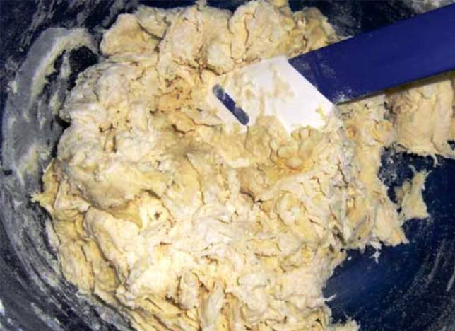 1. Этап. Джизакская самса: Смешайте муку, воду, яйцо, масло и соль. Замесите тесто и уберите его на полчаса в холодильник.