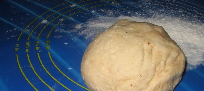 1. Этап. Сыр к пиву в микроволновке: 2. Соединим ингредиенты, добавим муку, специи и замесим тугое тесто.