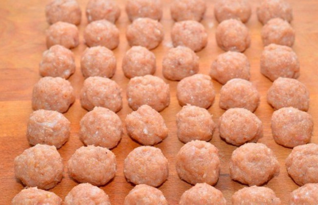 1. Этап. Куриные фрикадельки в ароматном томатном соусе: Лепим аккуратные и красивые фрикадельки.