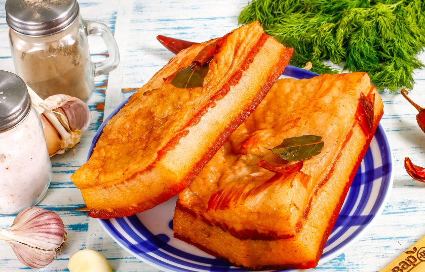 1. Этап. Сало в луковой шелухе в мультиварке: Выложите сало из чаши мультиварки на тарелку и дайте ему слегка остыть, затем можно приступать к дегустации!