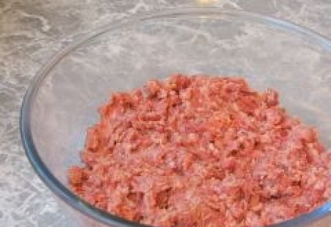 1. Этап. Рулет из фарша: К измельченному хлебу добавить фарш, яйцо, соль и перец. Хорошо вымешать.