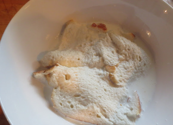 1. Этап. Мясные шарики: Белую булочку замачиваем в молоке.