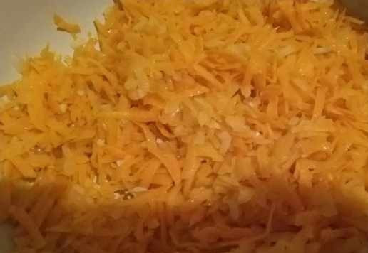 1. Этап. Неленивые голубцы: Готовим соус. Лук нарезать мелко, спассеровать на масле. Добавить натёртую морковь, измельчённый чеснок, соль, перец. Обжарить до полуготовности овощей. Отложить 2 столовые ложки для фарша.