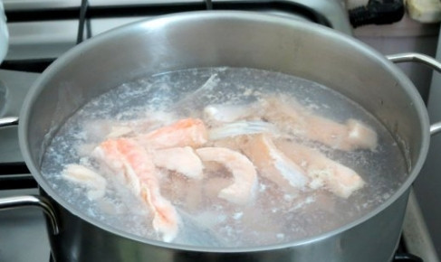 1. Этап. Суп из брюшек семги: 2. Возьмите небольшую кастрюлю, налейте в нее холодной воды, поставьте на плиту. После закипания воды положите в нее брюшки. Варите в течение 10 минут.