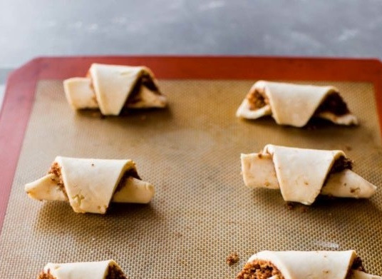 1. Этап. Ругелах: 6. Можно чуть смазать сверху водой. Ругелах запекается при температуре 180 градусов около 25-30 минут до румяности.