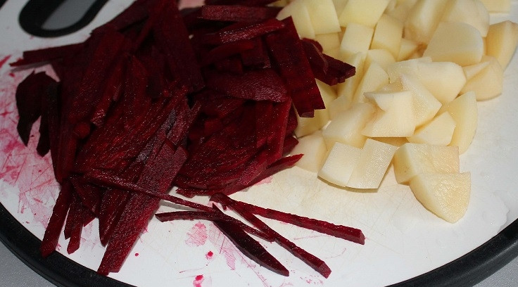 1. Этап. Борщ сибирский с мясом: 2. На плиту ставьте кастрюлю с готовым бульоном, добавляйте фасоль, доводите до кипения. С фасоли удалите воду. Картофель нарежьте маленькими кубиками. Свеклу порежьте тонкими брусочками. Все ингредиенты добавьте в кипящий бульон, сделайте огонь не таким интенсивным.