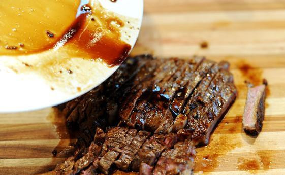 1. Этап. Горячий салат с говядиной: Порезать готовое мясо на кусочки.