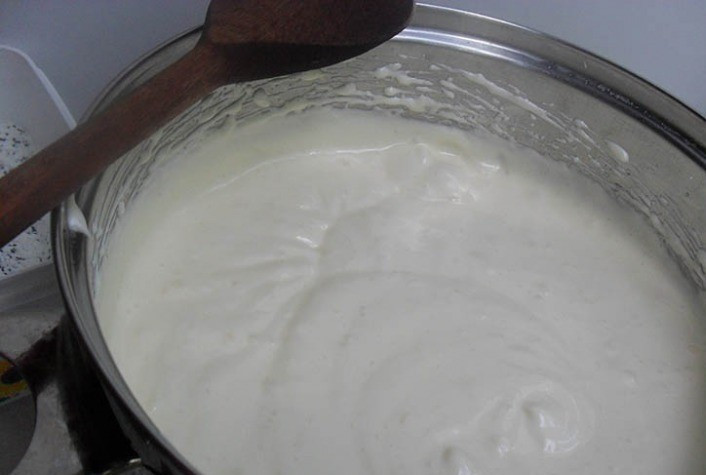 1. Этап. Торт Царица Эстер: В удобной посуде при помощи миксера взбиваем 4 яйца, два яичных белка, 110 грамм сахара. Взбиваем около 5 минут, затем в самом конце добавляем растительное масло и ванильную эссенцию.