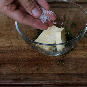 1. Этап. Креветки со спаржей: Наконец, солим и перчим.
