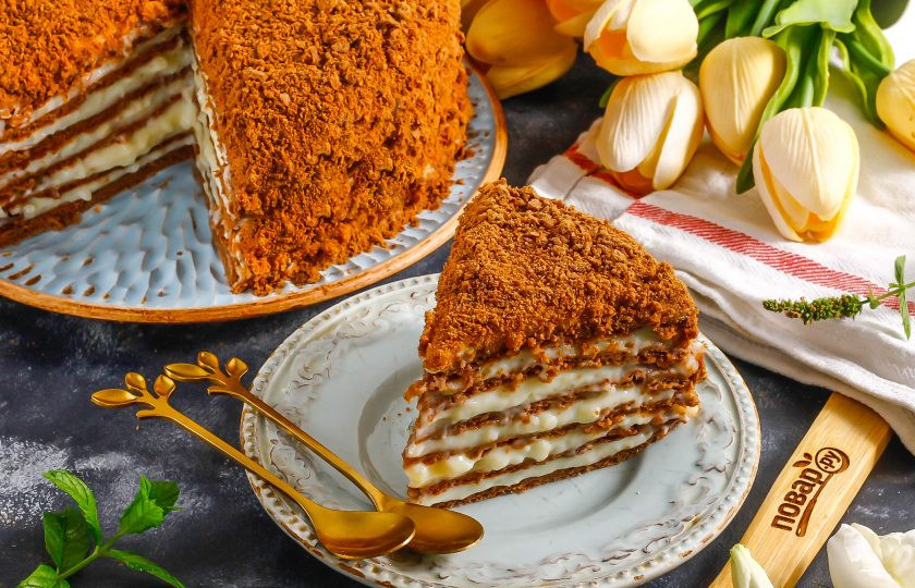 1. Этап. Шоколадный медовик: При подаче нарежьте на порции и не забудьте ароматный чай, кофе.