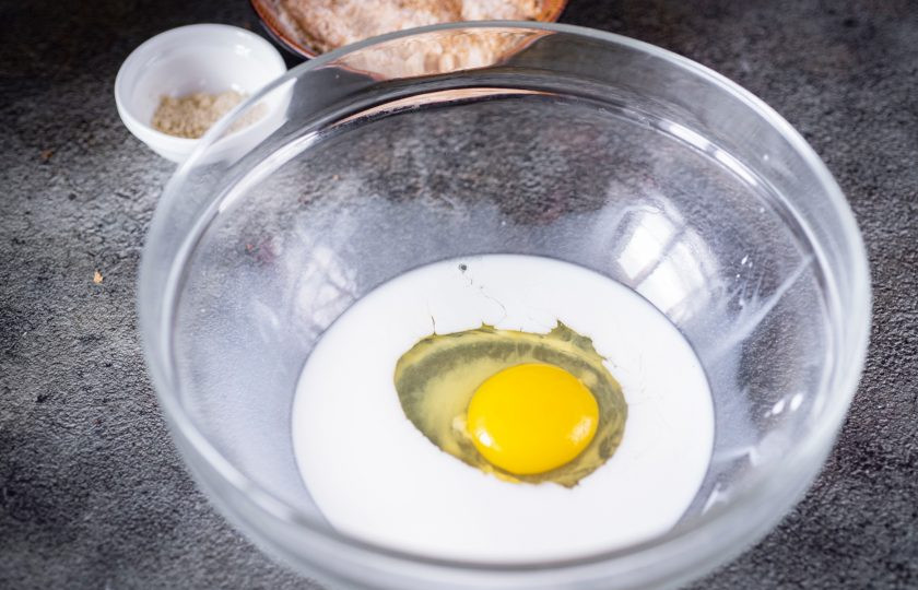 1. Этап. Пирог с патокой: Приготовьте начинку для пирога. В миску залейте сливки, вбейте яйцо. Венчиком перемешайте эти ингредиенты.