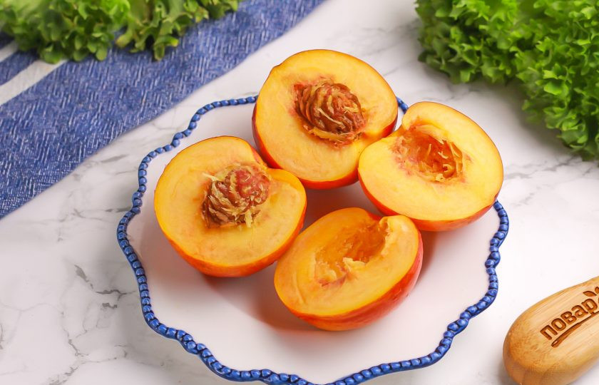 1. Этап. Салат с нектаринами и дыней: Разрежьте нектарины пополам до косточки и удалите ее в каждом фрукте.