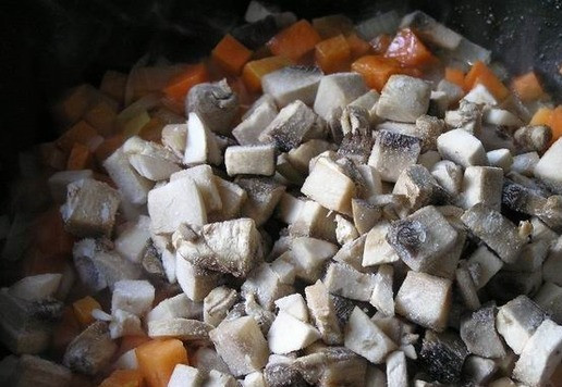 1. Этап. Курица с грибами и маслинами: Добавьте мелко нарезанные грибы, готовьте пока не испарится лишняя жидкость.