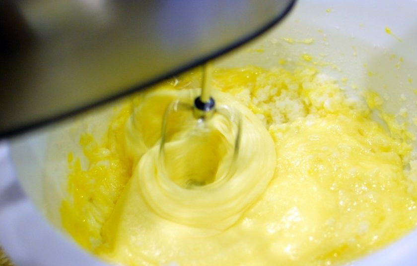 1. Этап. Банановый пирог с глазурью: 3. Добавьте куриные яйца к маслу и хорошенько перемешайте.