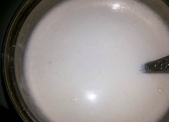 1. Этап. Торт Наполеон старый: Теперь займитесь заварным кремом. Взбейте яйца с 1,5 стаканом молока, сахаром, 3-4 ст. ложками муки и коньяком.