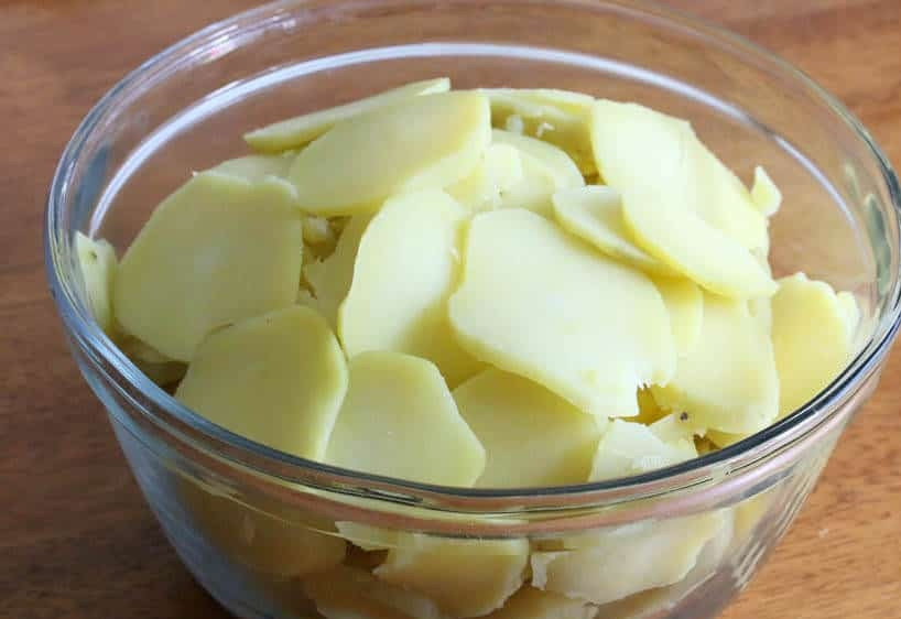 1. Этап. Салат из картофеля и лука: 3. Выложите картофель в стеклянную или пластиковую миску, только не железную.