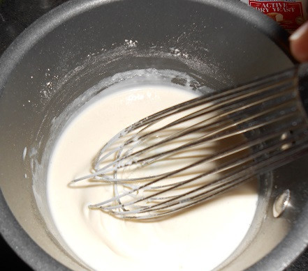 1. Этап. Лазанья с креветками: 6. Всыпать муку, обжарить немного и влить сливки. Соус нужно постоянно помешивать, чтобы он получился без комочков.