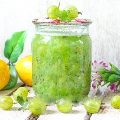 1. Stage. Gooseberry Jam Emerald: Pour jam into sterile jars and roll up. From this amount, 1 can of 0.5 ml is obtained.