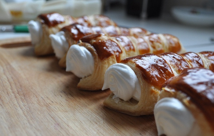 1. Этап. Слоеные трубочки: Наполняем каждую трубочку приготовленным кремом, при желании можно обмакнуть края трубочек в молотые орехи.