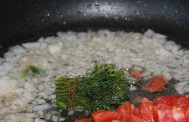 1. Этап. Куриные котлеты в томатном соусе: Укроп промойте и свяжите ниткой в пучок. Порежьте помидоры и вторую луковицу. На сковороде разогрейте 3 столовых ложки растительного масла и слегка обжарьте лук. Затем добавьте пучок укропа и помидоры.