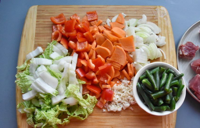 1. Этап. Ваджа для лагмана: Нарежьте овощи на кусочки среднего размера, не мельчите, чтобы при тушении они не разварились и не превратились в кашу. Если используете замороженную стручковую фасоль, предварительного размораживания не требуется. Измельчите чеснок, зелень.