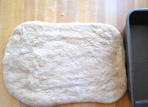 1. Этап. Рулет из хлебного теста с шоколадом: 5. Обомните тесто 2-3 раза и раскатайте его в прямоугольник по длине вашей формы для выпекания.