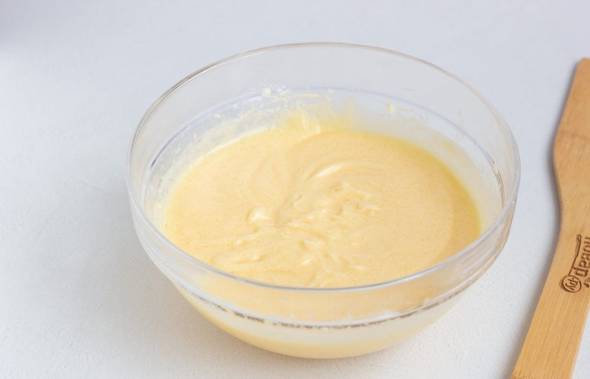 1. Этап. Лимонные кексики Розовые свинки: В миске взбейте мягкое сливочное масло с сахаром, затем по одному добавьте яйца. После каждого яйца массу тщательно взбивайте.