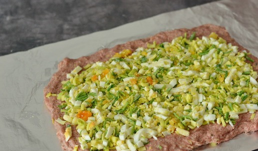 1. Этап. Рулет из утиного фарша с яйцом: На фарш распределите равномерно начинку и прижмите аккуратно её ладонями к фаршу.