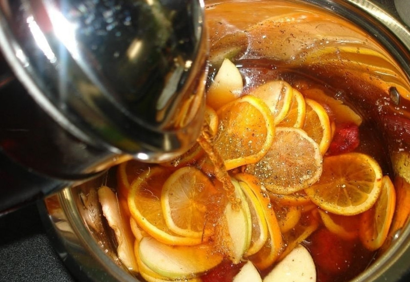 1. Этап. Пунш безалкогольный: 6. Вливаю заваренный чай в миску к фруктам и перемешиваю, накрываю крышкой и оставляю на 1-1,5 часа.