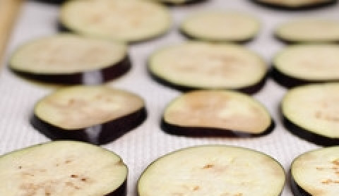 1. Этап. Запеканка из баклажанов с мясом: Баклажаны выложите на полотенце или салфетку. Необходимо их просушить.