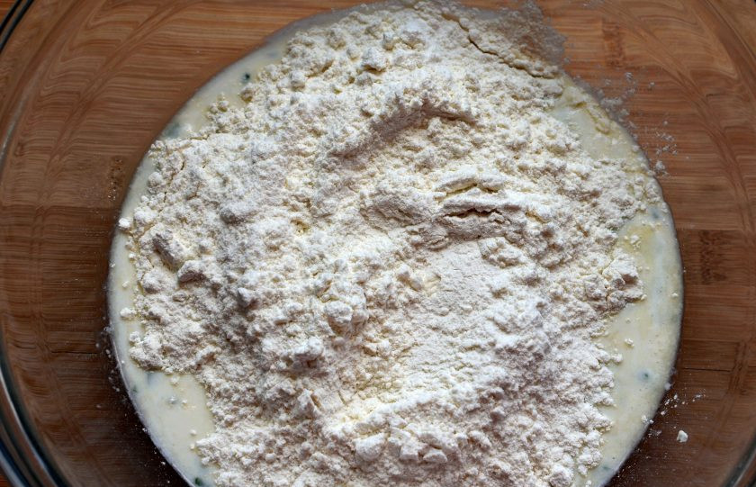 1. Этап. Очень простые сырные лепешки: Всыпьте просеянную с содой муку.