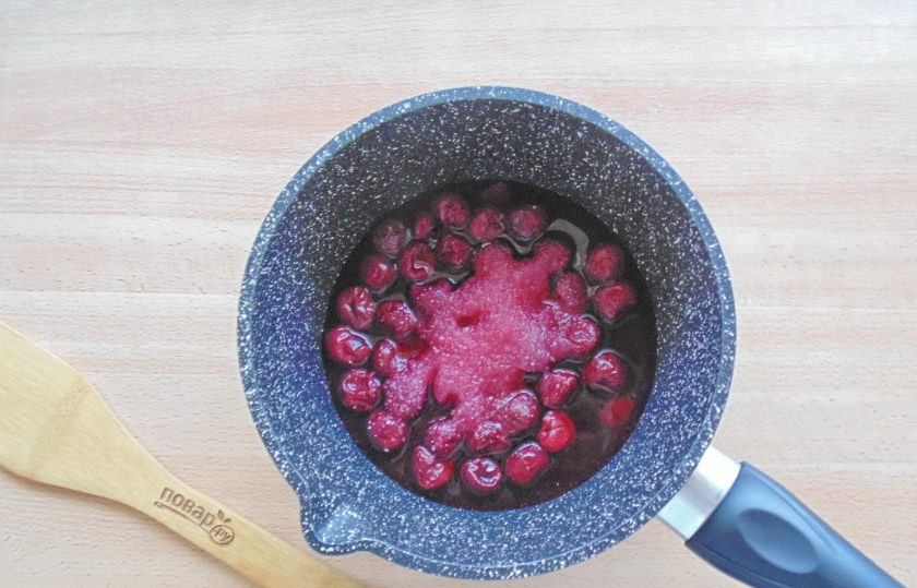 1. Этап. Вишневый коблер: Насыпьте сахар, налейте воду и перемешайте. Подогревайте до тех пор, пока сахар полностью не растворится.