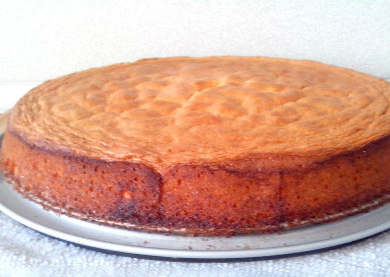 1. Этап. Торт с маскарпоне и вишней: Берем круглую (или любую другую на ваше усмотрение) формочку. Смазываем ее кусочком сливочного или топленого масла (либо маргарина). Выкладываем в нее тесто. Ставим в разогретую до 180 градусов духовку минут на 15-20. Затем достаем и остужаем.