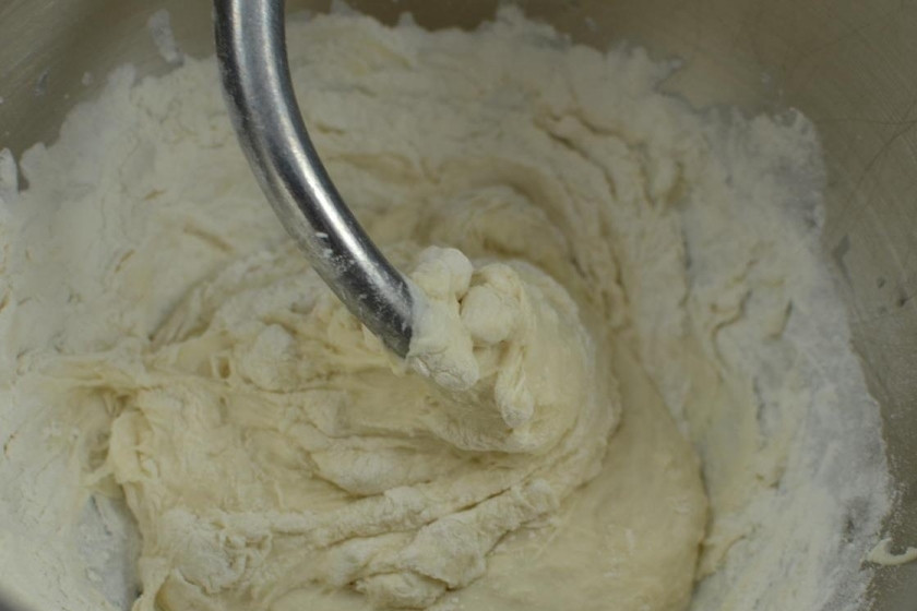 1. Этап. Булочки московские: Затем в миску добавляем оставшиеся два стакана муки и 1/4 стакана воды. Вымешиваем при помощи миксера или рук до эластичного теста.