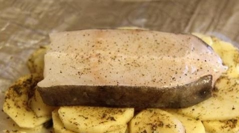 1. Этап. Стейк зубатки: 4. Сверху выложите рыбу.