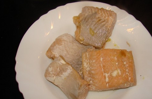 1. Этап. Уха со сливками: 9. Варите минут 10-15 до готовности рыбы, потом достаньте ее аккуратно из кастрюли.