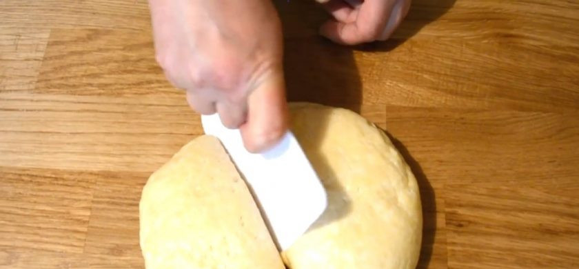 1. Этап. Лимбургский флай: 3. Переложите тесто в пакет и оставьте при комнатной температуре на 20-30 минут. Отделите 1/3 часть теста для верха пирога, а оставшееся тесто раскатайте в пласт толщиной 5 мм.