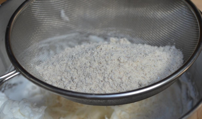 1. Этап. Малиновый торт: В белки просеять муку, пудру и миндальную муку (или тертый миндаль).