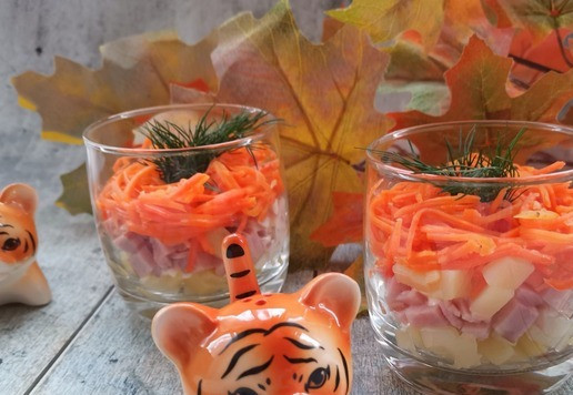 1. Этап. Салат Краски осени: Несмотря на малочисленность ингредиентов и простоту приготовления, этому салату найдётся место на праздничном столе, я вас уверяю.