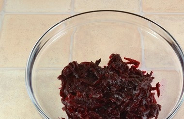 1. Этап. Свекла с черносливом и грецкими орехами: Свеклу остудите, почистите и натрите на крупной тёрке.