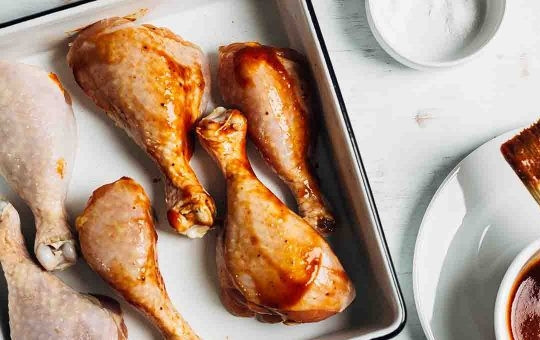 1. Этап. Запекание куриных ножек в духовке: Барбекю смешайте с жидким дымом, посолите ножки и смажьте четвертью соуса.