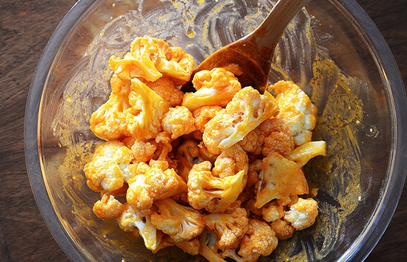 1. Этап. Цветная капуста в духовке: Готовую цветную капусту можно искупать в каком-нибудь Вашем любимом соусе. Я же смешала в остром китайском соусе, добавив немного оливкового масла. Иногда мешаю в смеси из кетчупа и майонеза. Очень вкусно!