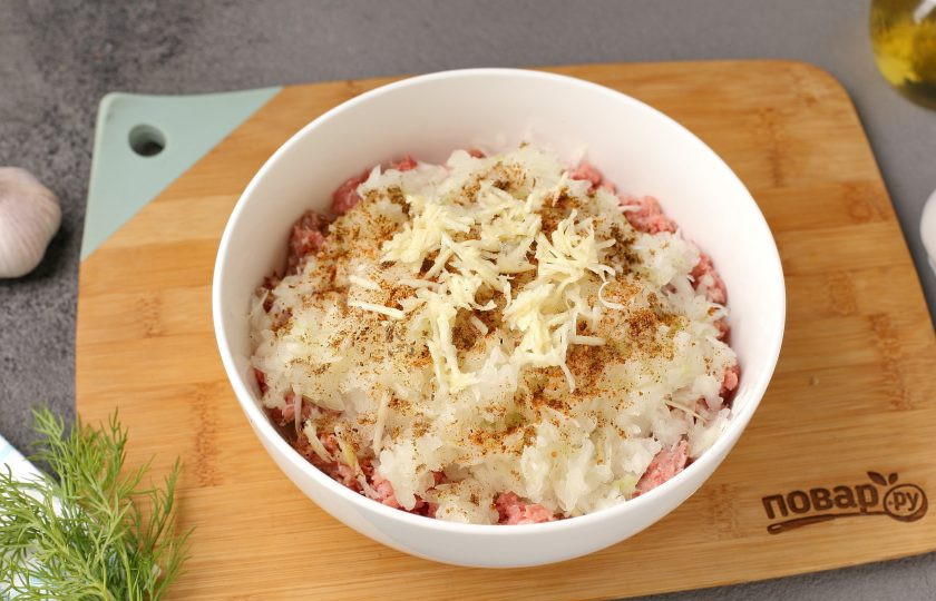 1. Этап. Сибирские пельмени с чесноком: Фарш у меня домашний, но если нет возможности, можно взять и покупной. Добавьте к фаршу тёртый на крупной тёрке лук, тертый мелко или пропущенный через пресс чеснок, соль и специи по вкусу.