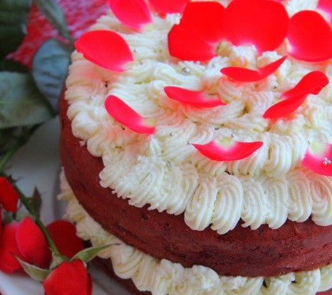 1. Этап. Торт Красный бархат: Украшаем торт по желанию. Ставим в холодильник часа на 3 минимум для пропитки. Перед подачей рекомендуется подержать торт часик при комнатной температуре.