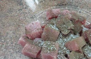 1. Этап. Ирландский айнтопф: Мясо (лопаточная часть без кости) нарезать на кубики, тпосыпать тимьяном, перцем, тмином и солью. Оставить мариноваться, пока готовим овощи.